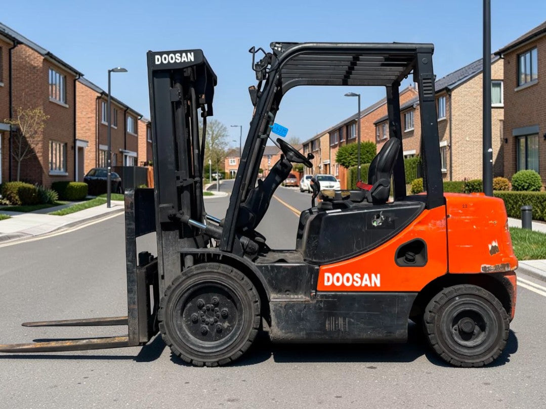 2017 DOOSAN D30S-5 3.0T DIESEL FORKLIFT – TRIPLEX MAST