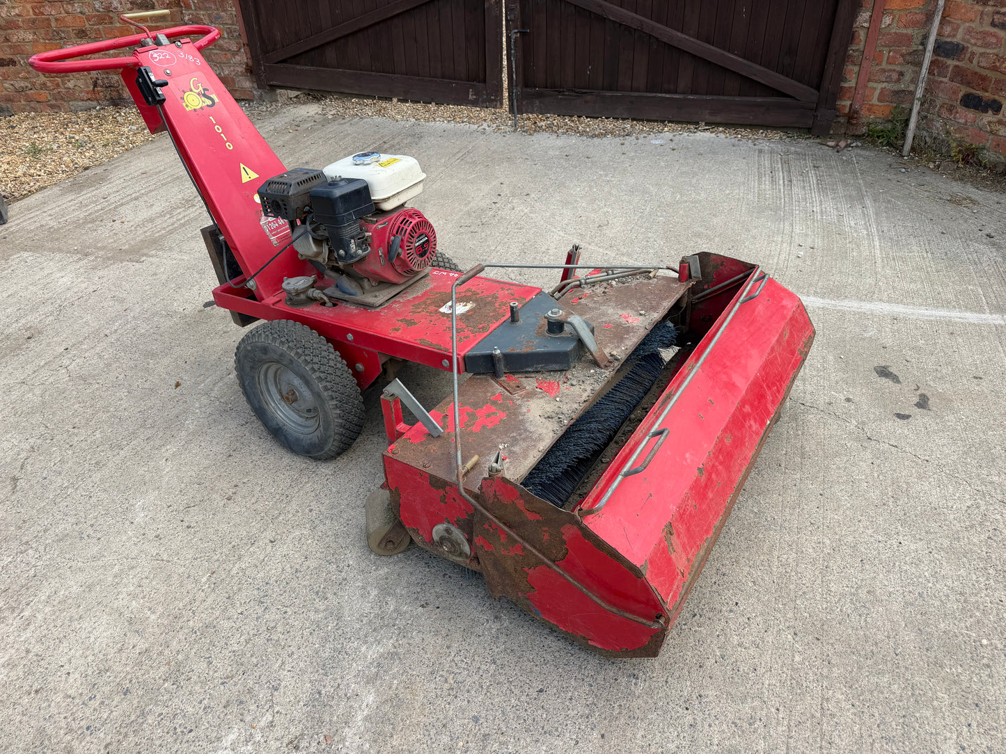 GS1010 PETROL HONDA HYDRAULIC YARD / TURF ROAD SWEEPER COLLECTOR