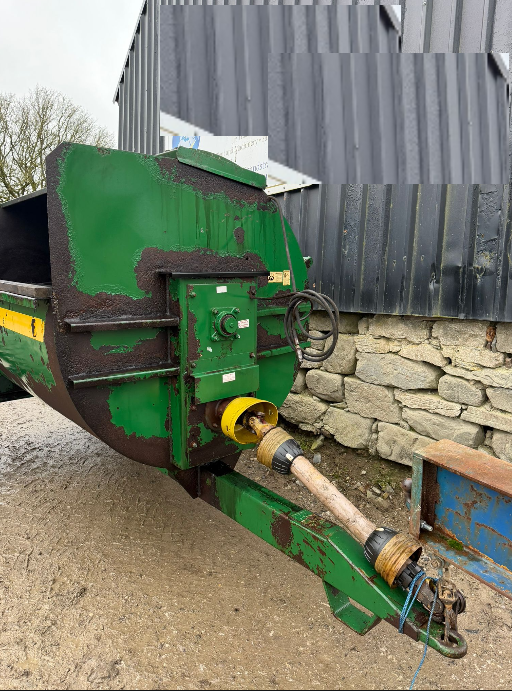MAJOR MUCKOUT 750 MUCK SPREADER