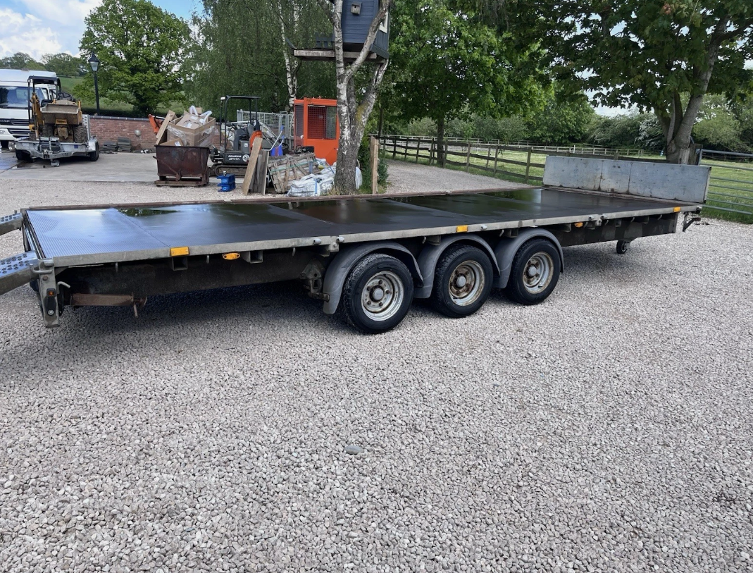 IFOR WILLIAMS LM186G3 TRI-AXLE FLATBED TRAILER >>--NO VAT ON HAMMER--<<