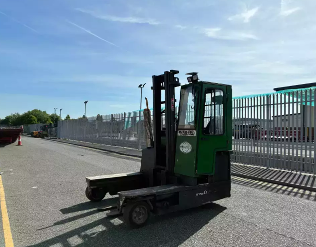 **(INCLUDES CHARGER)** COMBILIFT C3000 – 2010