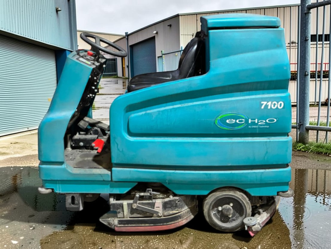 **(INCLUDES CHARGER)** 2012 TENNANT 7100