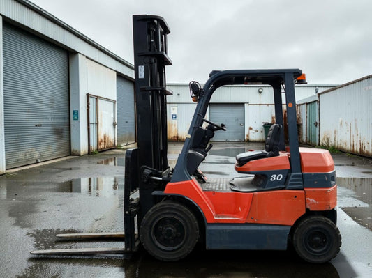**(INCLUDES CHARGER)** 2005 TOYOTA 7FB30 FORKLIFT