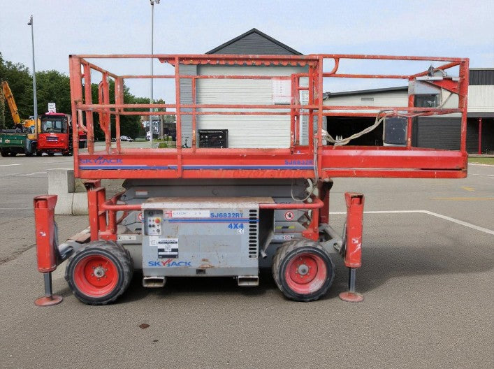 2011 SKYJACK SJ6832 SCISSOR LIFT