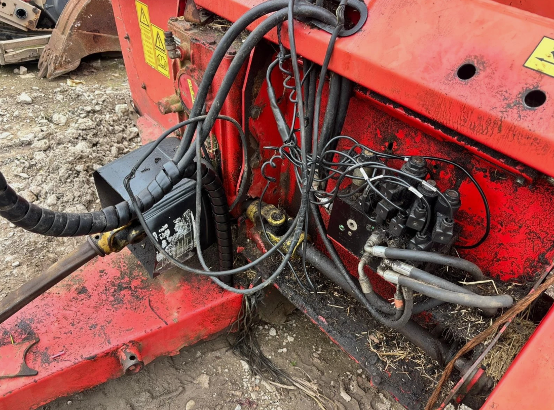 KVERNELAND TAARUP 853 STRAW CHOPPER / BEDDER FEEDER