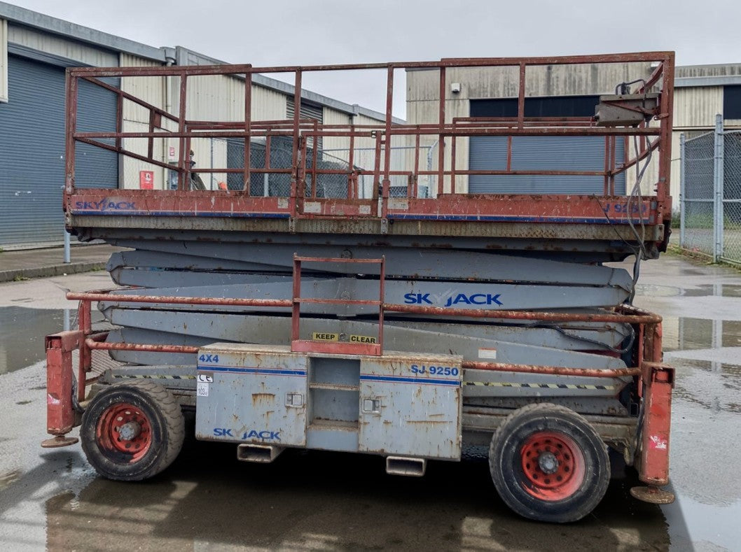 SKYJACK SJ9250 SELF-PROPELLED SCISSOR LIFT