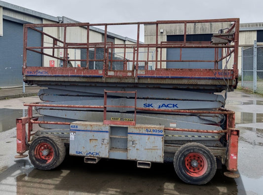 SKYJACK SJ9250 SELF-PROPELLED SCISSOR LIFT