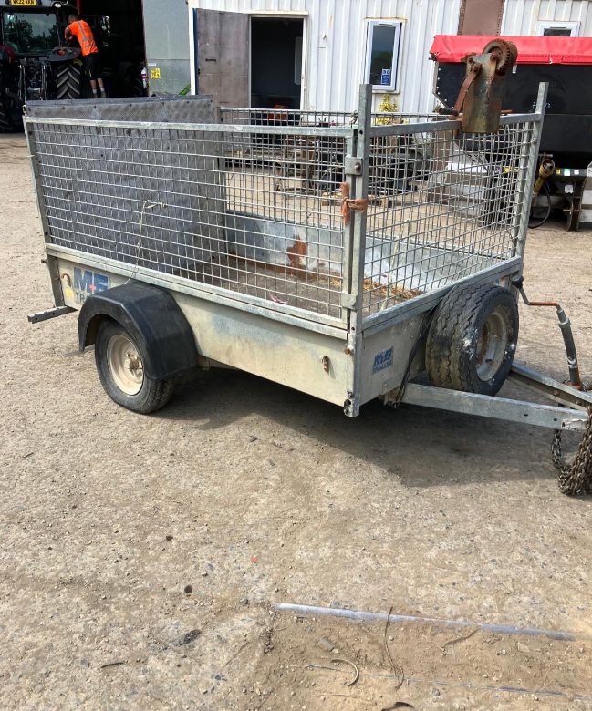 TRAILER WITH RAMP