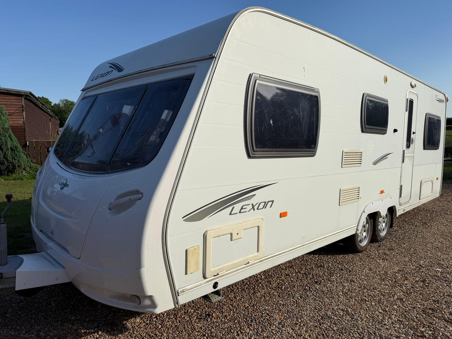 2010 LUNAR LEXON 6 BERTH TWIN AXLE CARAVAN – END LOUNGE – BUNK BEDS – FULL ACCESSORIES *NO VAT*