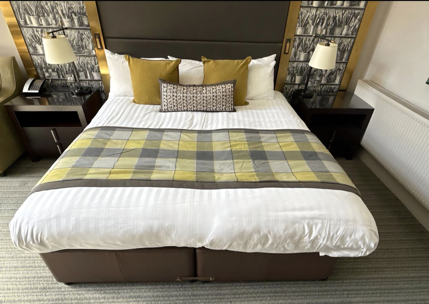 PALLET OF SOFT FURNISHINGS AND LIGHTING