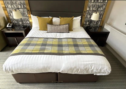 PALLET OF SOFT FURNISHINGS AND LIGHTING