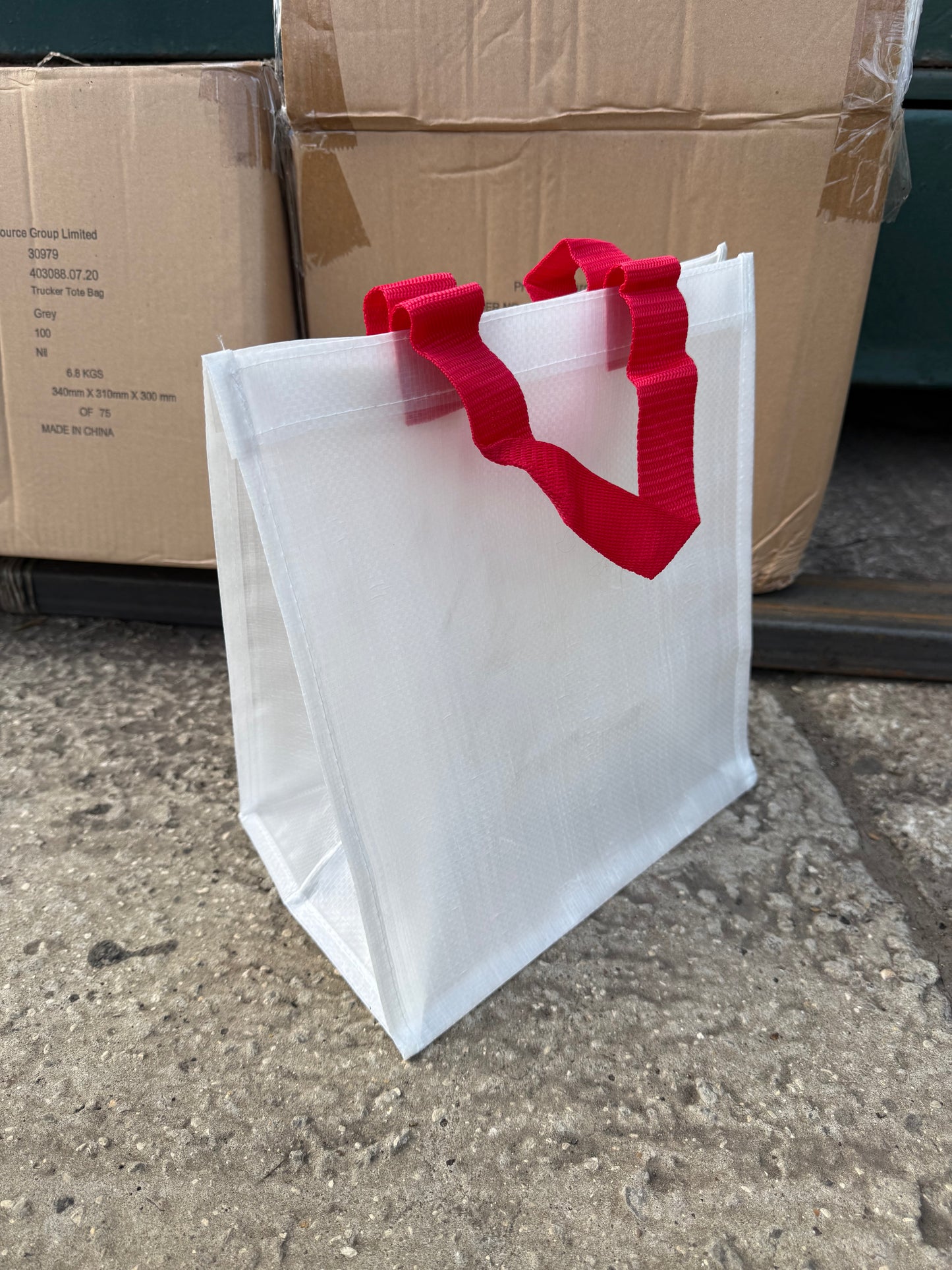 100 X PP WOVEN EVERYDAY TOTE BAGS WITH RED HANDLES