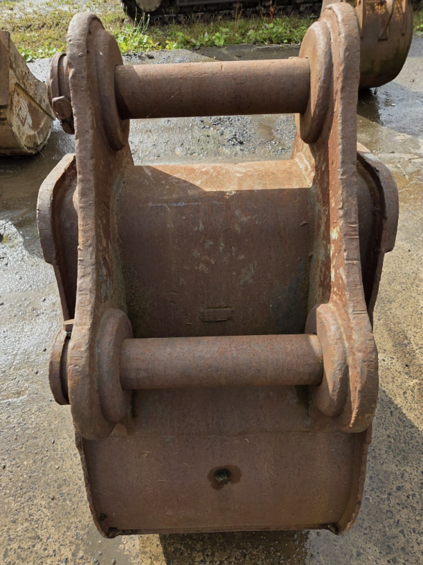 GEITH 2FT DIGGING BUCKET – 24 INCH (600MM), 80MM PIN