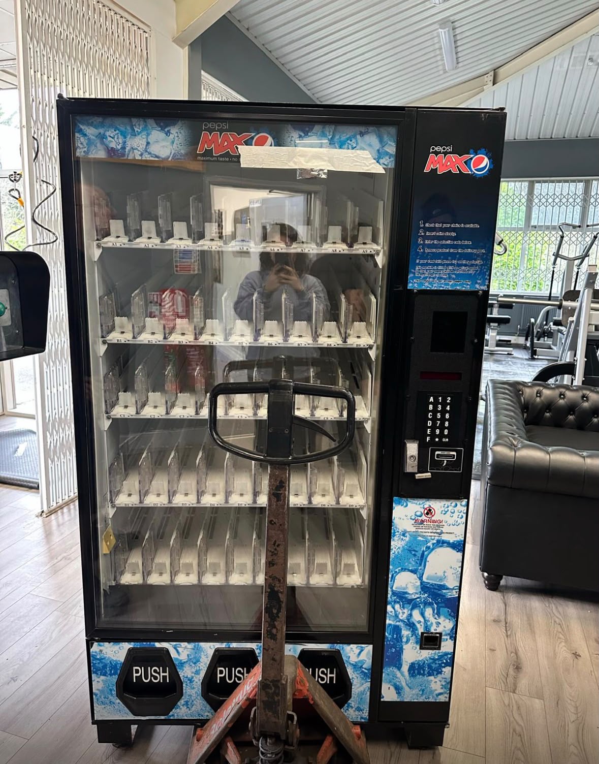 BEVMAX 45 COLD DRINKS VENDING MACHINE BUSINESS CANS BOTTLES