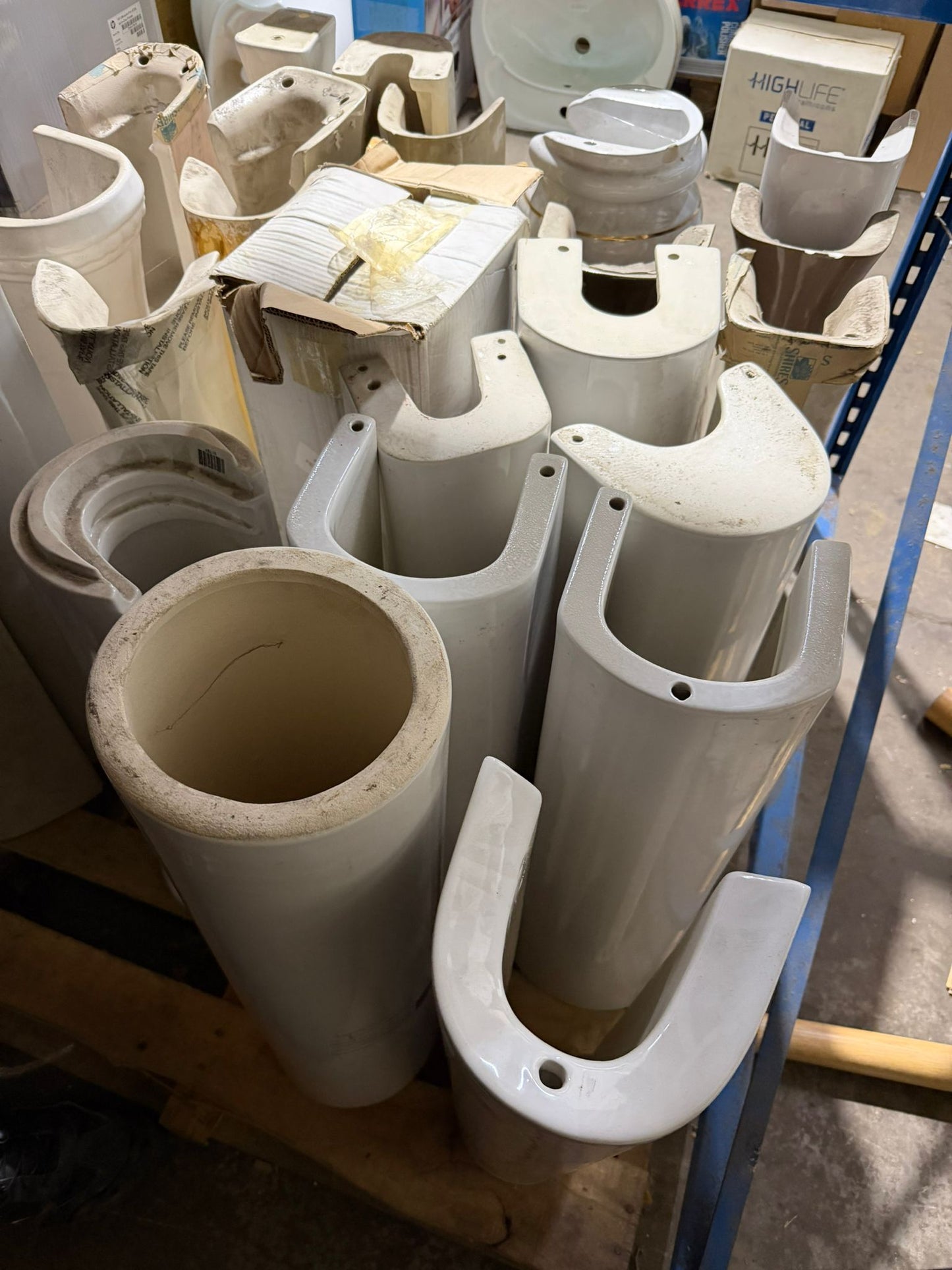 JOB LOT OF CERAMIC BATHROOM WASH BASINS & PEDESTALS - VARIOUS STYLES & SIZES
