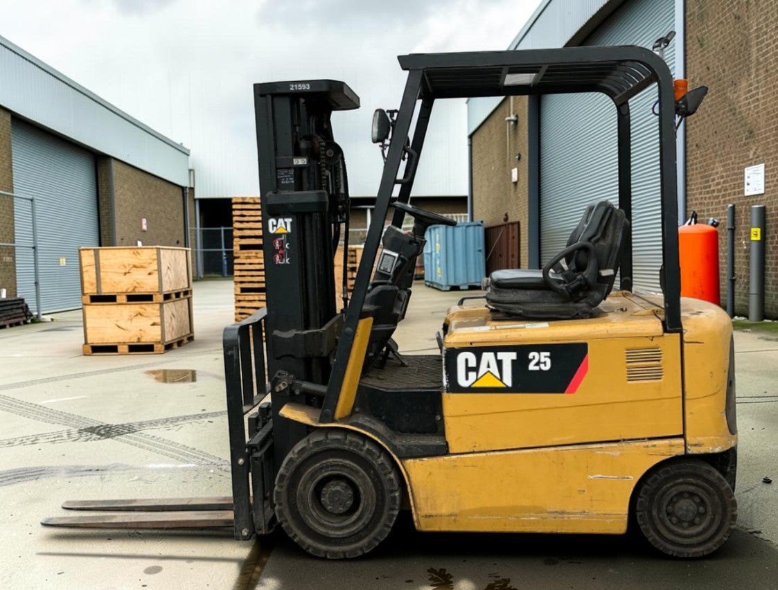 **(INCLUDES CHARGER)** 2011 CAT LIFT TRUCKS EP25K-PAC ELECTRIC FORKLIFT – 2500KG CAPACITY