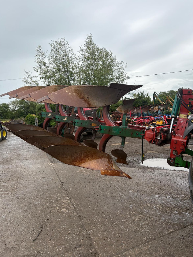KVERNELAND EM85-200 4 FURROW PLOUGH