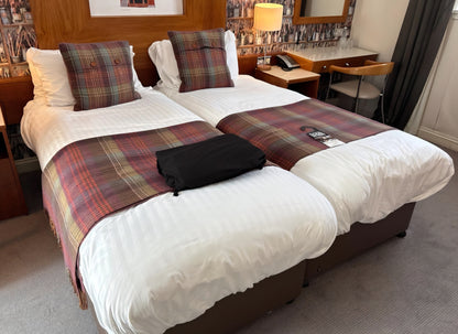 PALLET OF SOFT FURNISHINGS AND LIGHTING