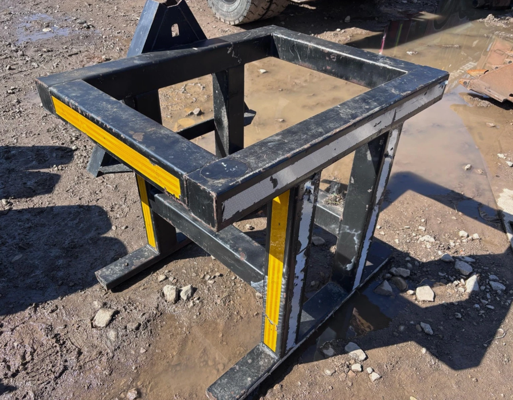 QUICKFENCER FENCING ATTACHMENT / TOOL CARRIER