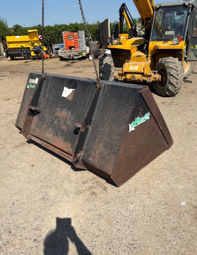 GRAIN BUCKET ON PIN & CONE