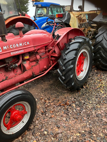 INTERNATIONAL W4 TRACTOR