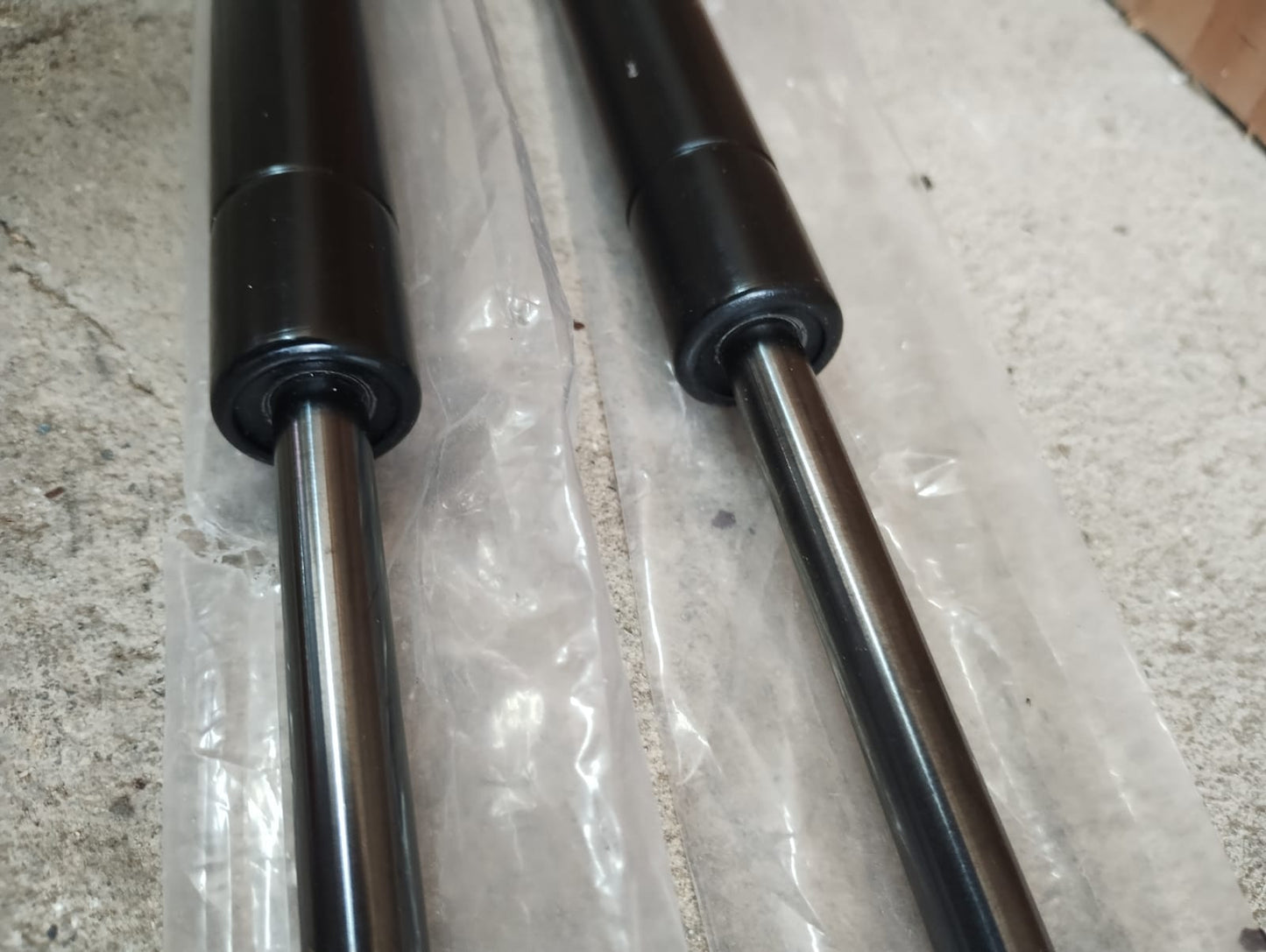 TAILGATE BOOT STRUT DAMPERS - PAIR - NEW - 685MM LONG