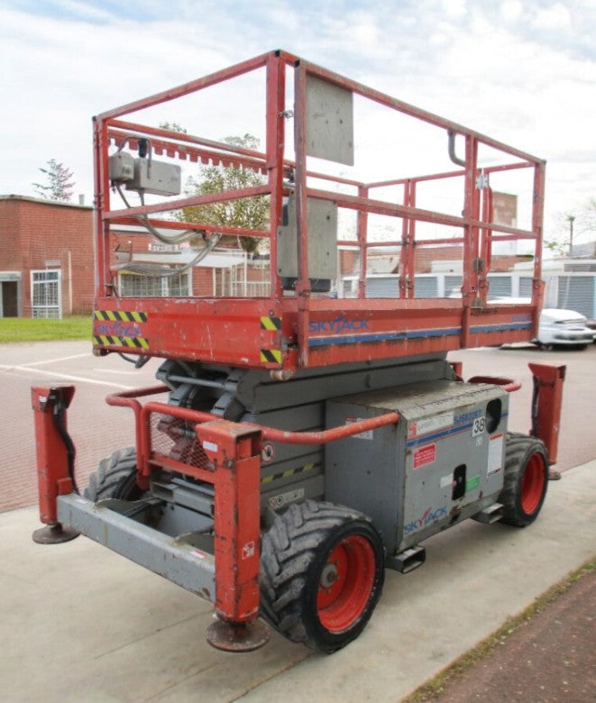 2011 SKYJACK SJ6832 SCISSOR LIFT