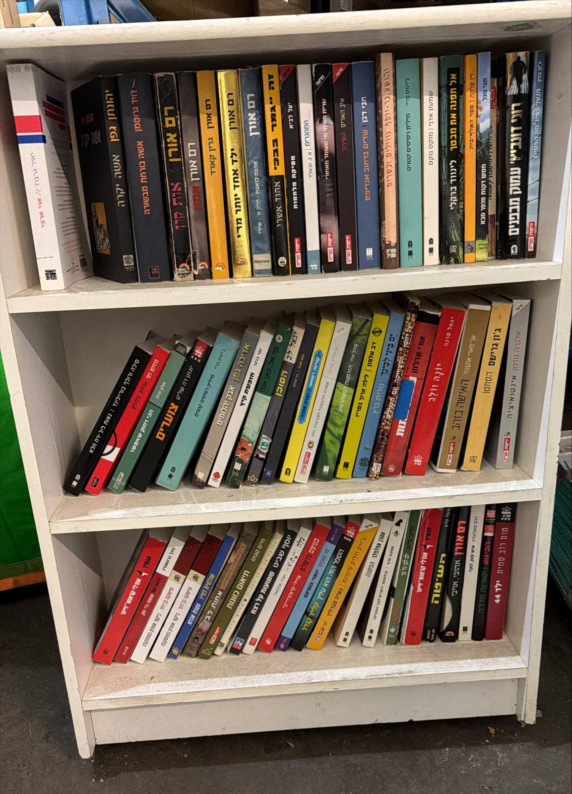 LARGE ASSORTED COLLECTION OF PRE-OWNED HEBREW LITERATURE & FICTION BOOKS