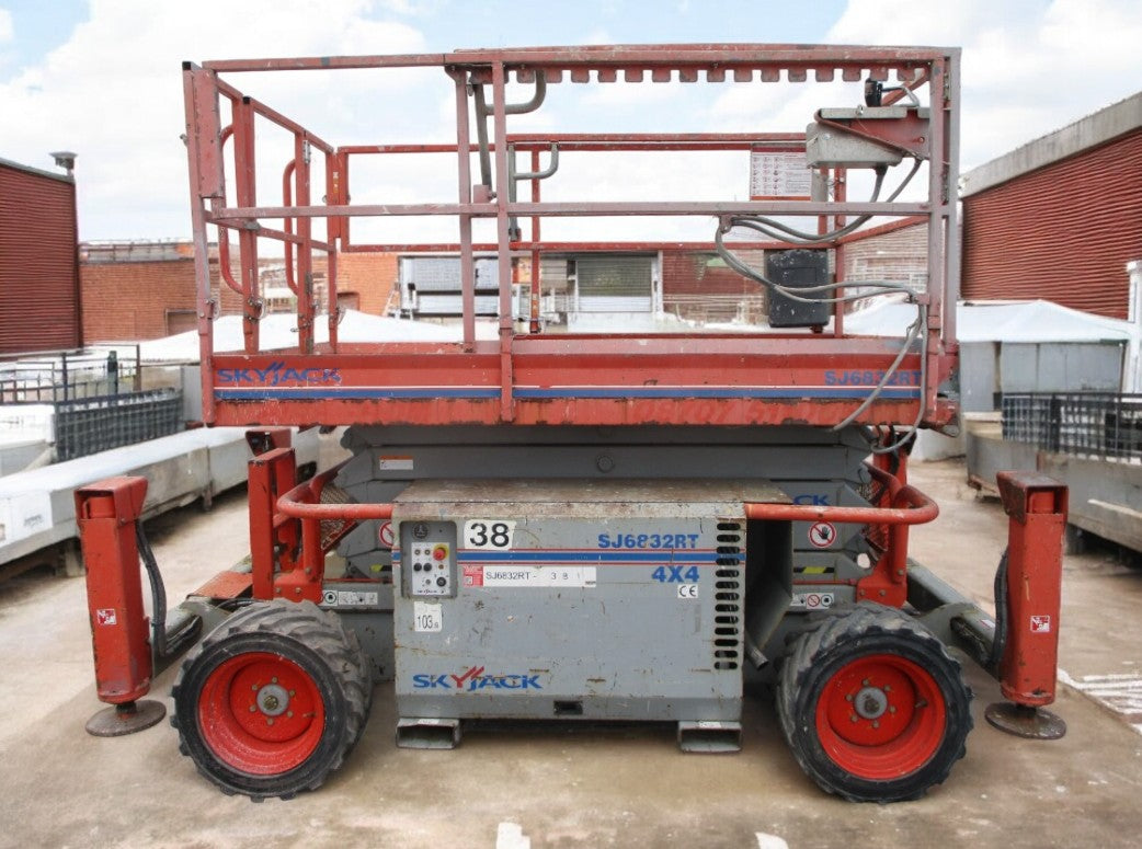 2011 SKYJACK SJ6832 SCISSOR LIFT