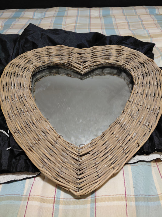 EX DISPLAY AND B &B ROOM ITEMS SOFT FURNISHINGS CANVAS MIRRORS ECT PALLET OF ITEMS