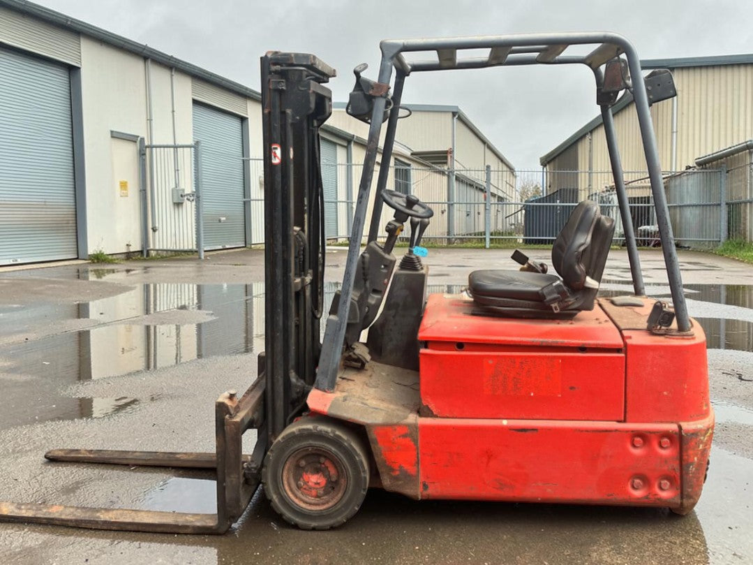 **(INCLUDES CHARGER)** 2004 LINDE E16Z-02 1.6T ELECTRIC FORKLIFT – TRIPLEX MAST