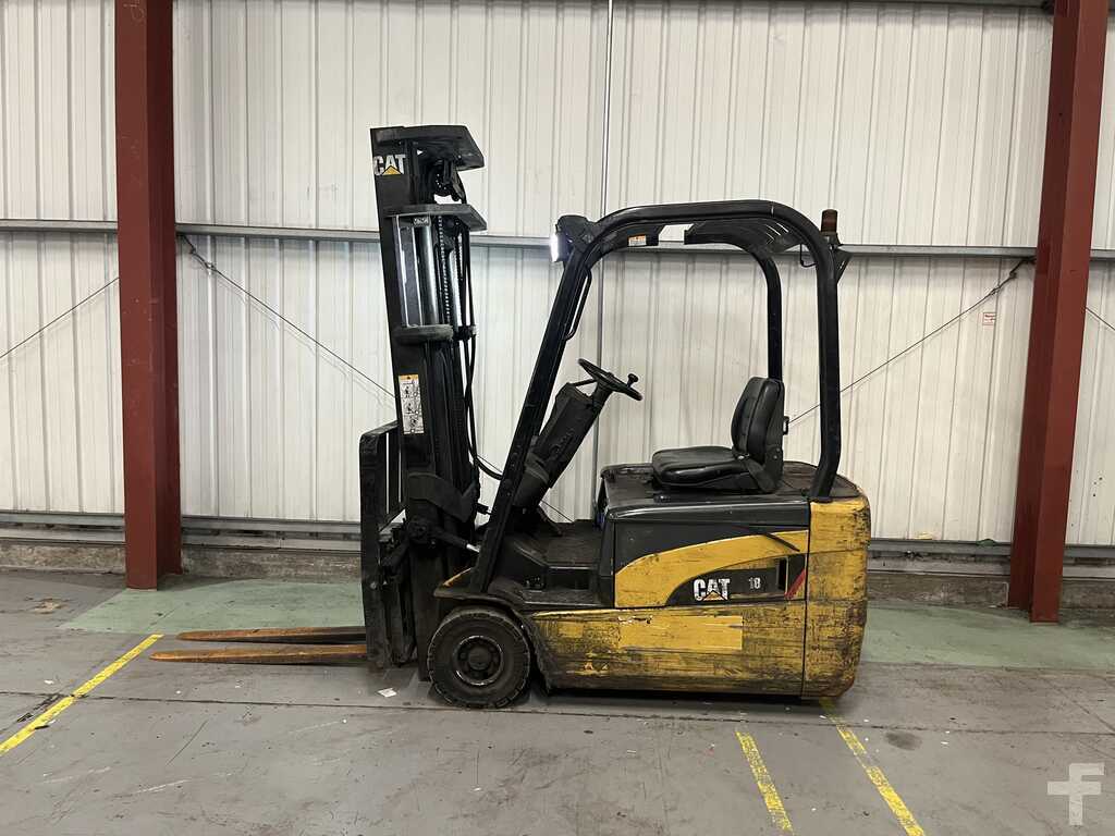 **(INCLUDES CHARGER)** 2007 CAT LIFT TRUCKS EP18NT ELECTRIC FORKLIFT