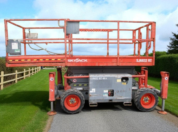 2015 SKYJACK SJ6832 SCISSOR LIFT