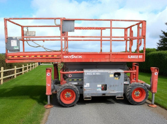 2015 SKYJACK SJ6832 SCISSOR LIFT