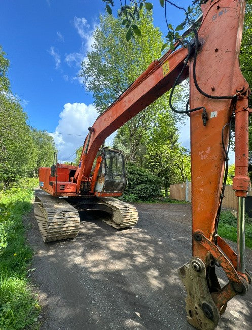 HITACHI EX135 EXCAVATOR - OPERATING HOURS: 8,900 HOURS