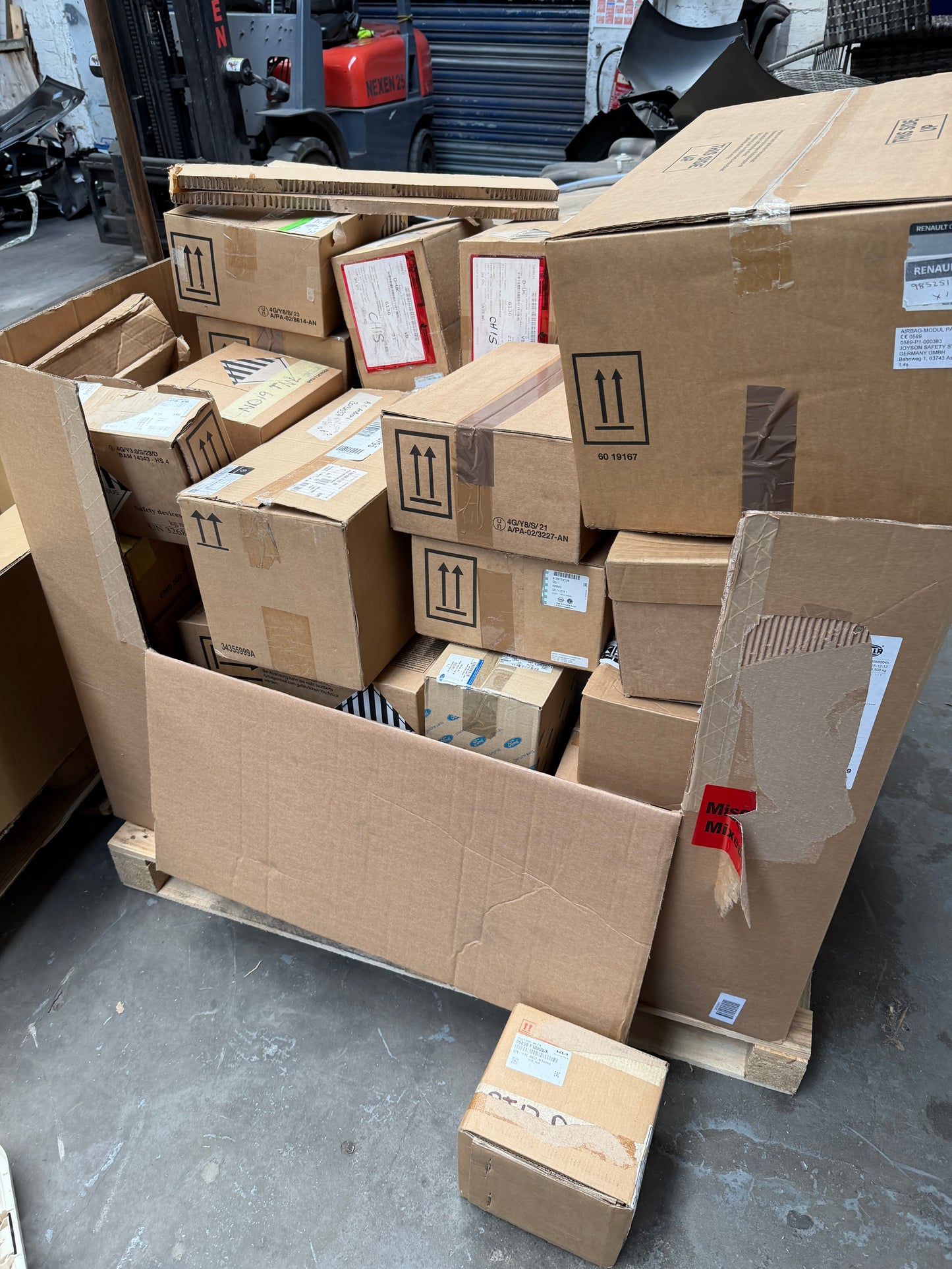 2 PALLETS CAR PARTS GENUINE OE SEATBELTS AND AIRBAGS WITH STOCK LIST