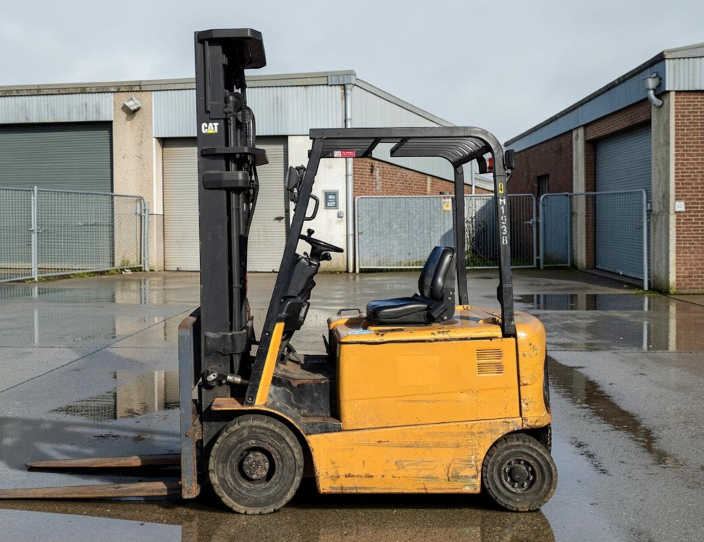 **(INCLUDES CHARGER)** 2006 CAT EP20KPAC ELECTRIC FORKLIFT