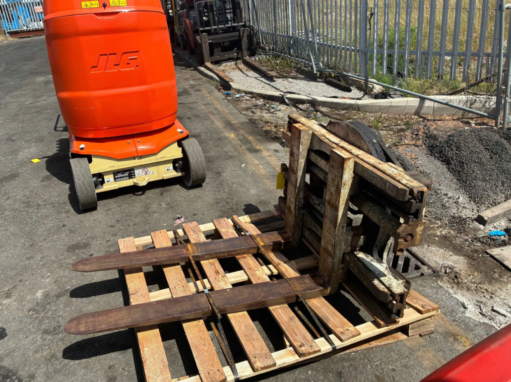 2012 CASCADE ROTATING SPREADER ATTACHMENT