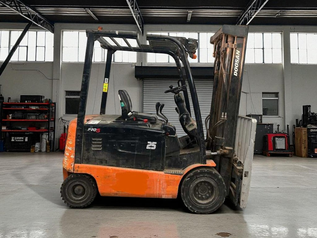 **(INCLUDES CHARGER)**DOOSAN B25X-5 – 4 WHEEL ELECTRIC FORKLIFT