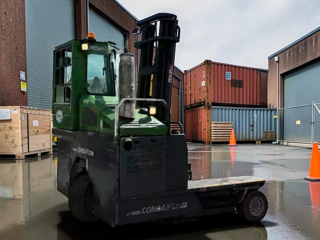 **(INCLUDES CHARGER)**2009 COMBILIFT C4000 ELECTRIC FORKLIFT