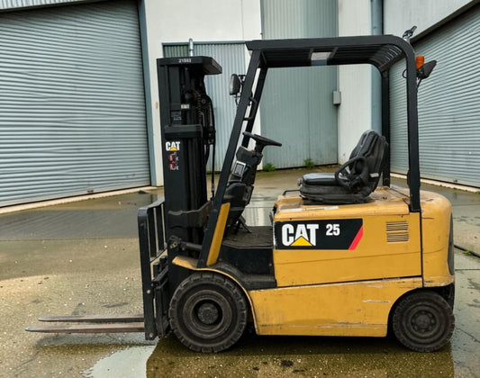 **(INCLUDES CHARGER)** 2011 CAT LIFT TRUCKS EP25K-PAC ELECTRIC FORKLIFT – 2500KG CAPACITY