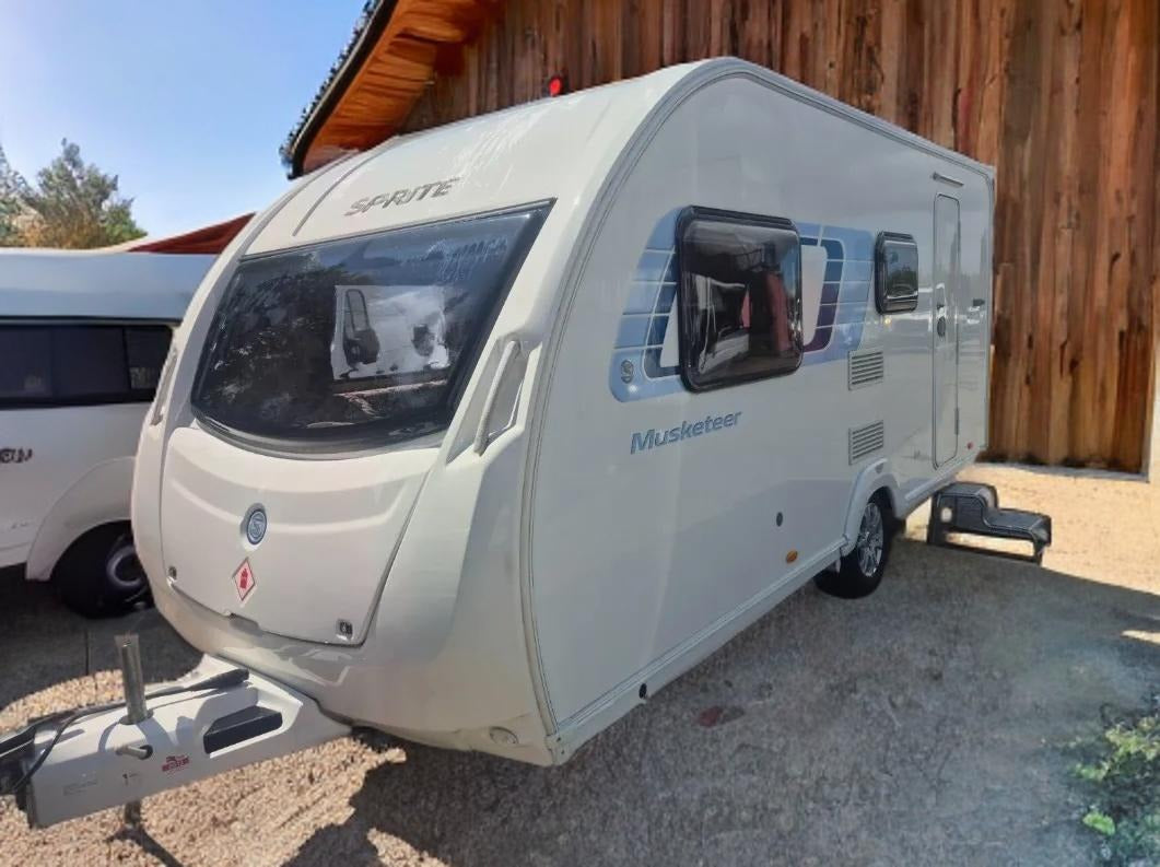 2012 SWIFT SPRITE MUSKETEER 4 BERTH END DINETTE LIGHTWEIGHT TOURING CARAVAN >>--NO VAT ON HAMMER--<<