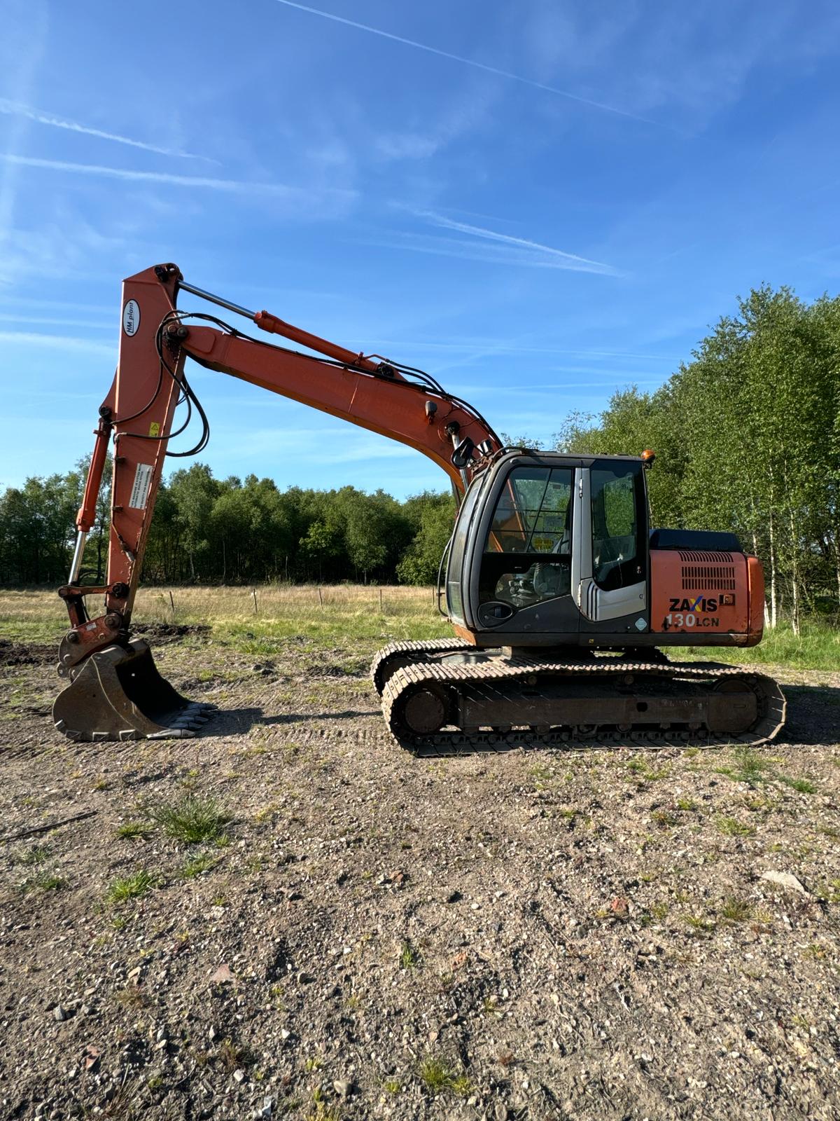 HITACHI ZX130LCN-3 EXCAVATOR – 700MM PADS – QH – PIPED – A/C – REVERSE CAMERA