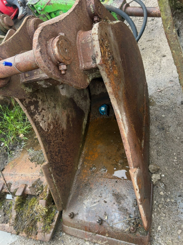 DIGGING BUCKET 65MM PINS 255MM CENTRES 380MM EXCAVATOR BUCKET - TAG 354099