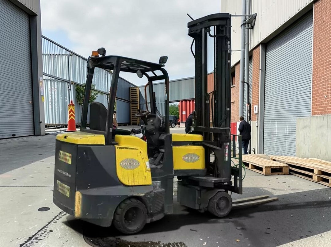 **(INCLUDES CHARGER)** 2015 AISLE MASTER 25WE