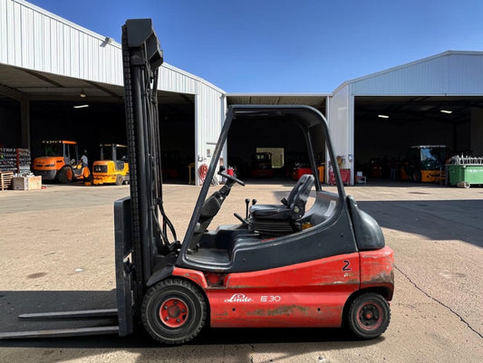 **(INCLUDES CHARGER)** 1996 LINDE E30-01 ELECTRIC FORKLIFT