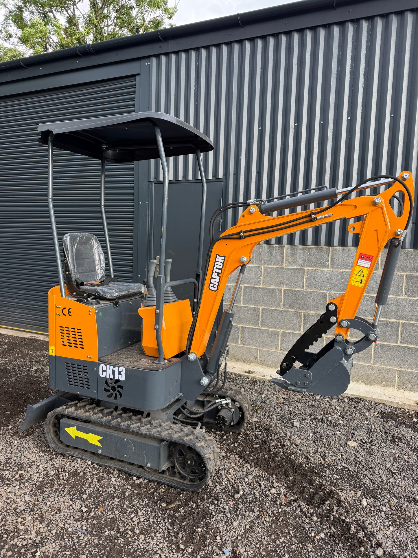 CAPTOK CK13 1.3 TON MINI DIGGER – UNUSED – DIESEL ENGINE – THUMB GRAB – HYDRAULIC PIPED
