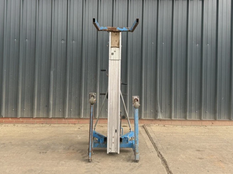 2016 GENIE SLA-10 MATERIAL LIFT – 454 KG – 3.49 M