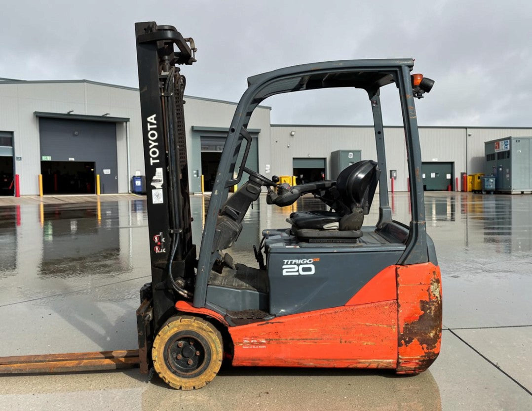 **(INCLUDES CHARGER)** 2019 TOYOTA 8FBE20T ELECTRIC FORKLIFT 2000KG