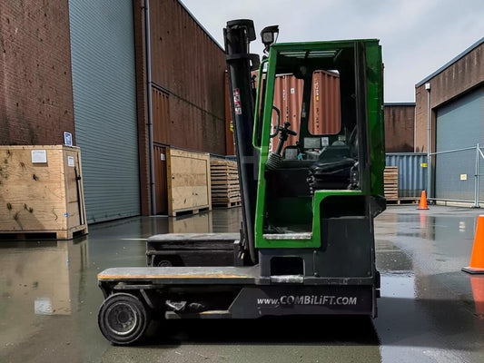 **(INCLUDES CHARGER)**2009 COMBILIFT C4000 ELECTRIC FORKLIFT